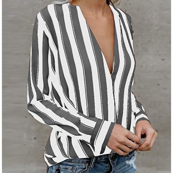 New Deep V-Neck Loose Casual Blouse Sz Small - Picture 2 of 4